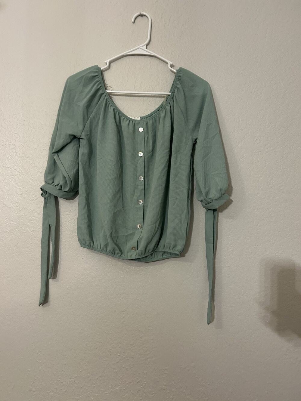 Trendy 1S Women’s Green Square Neck Button Front Tie Sleeve Blouse 3/4 M